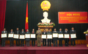 Đồng chí Bùi Văn Cửu, Phó Chủ tịch UBND tỉnh trao bằng khen cho các cá nhân đạt thành tích xuất sắc.